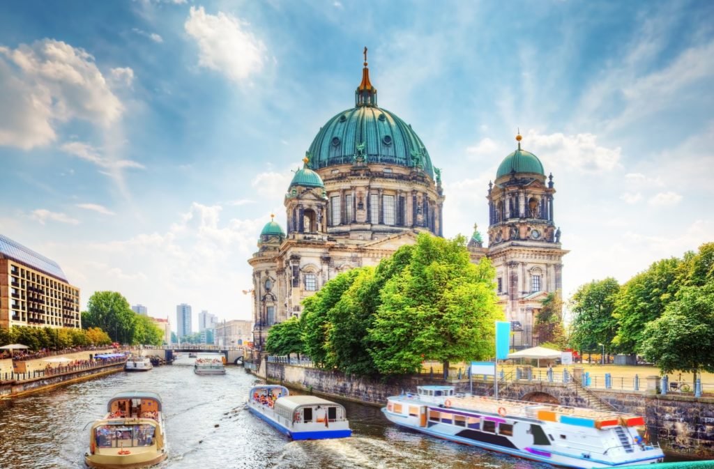 Dom, lizensiert bei Adobe Stock