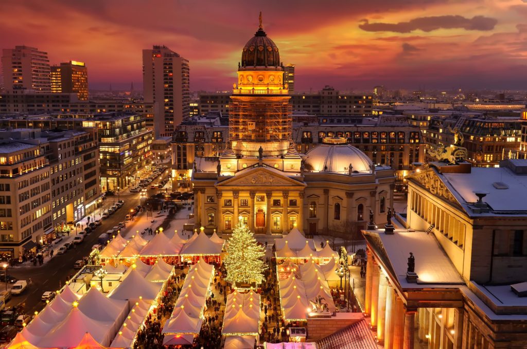 Weihnachtsmarkt auf dem Gendarmenmarkt, lizensiert bei Adobe Stock
