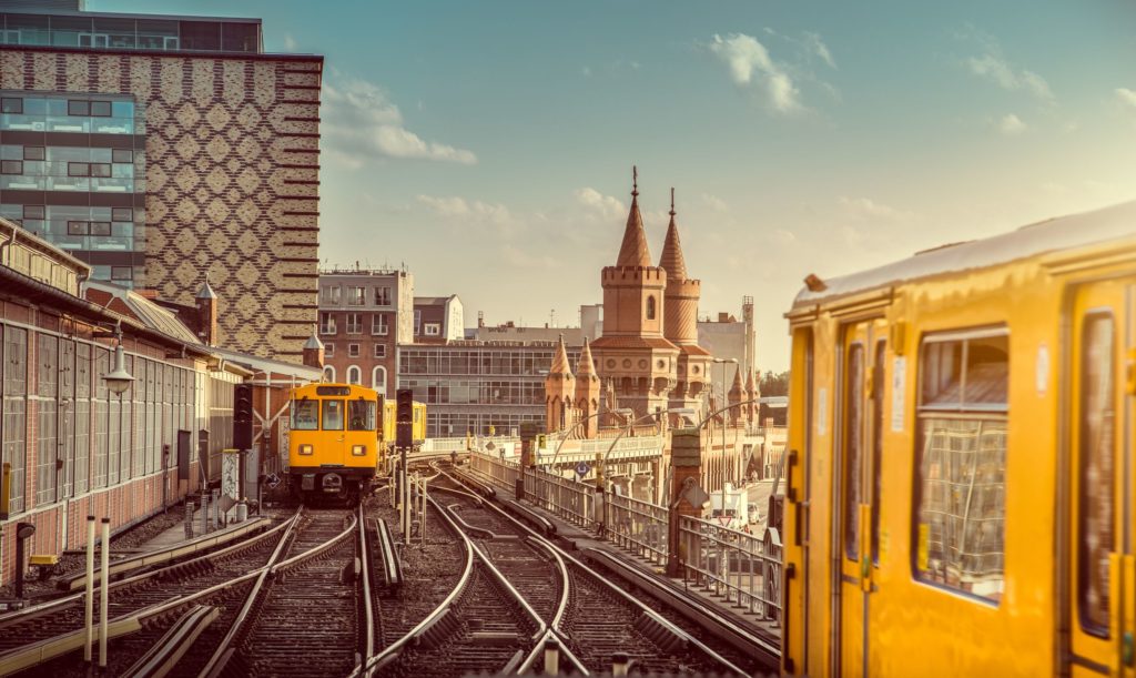 mobil in Berlin, lizensiert bei Adobe Stock