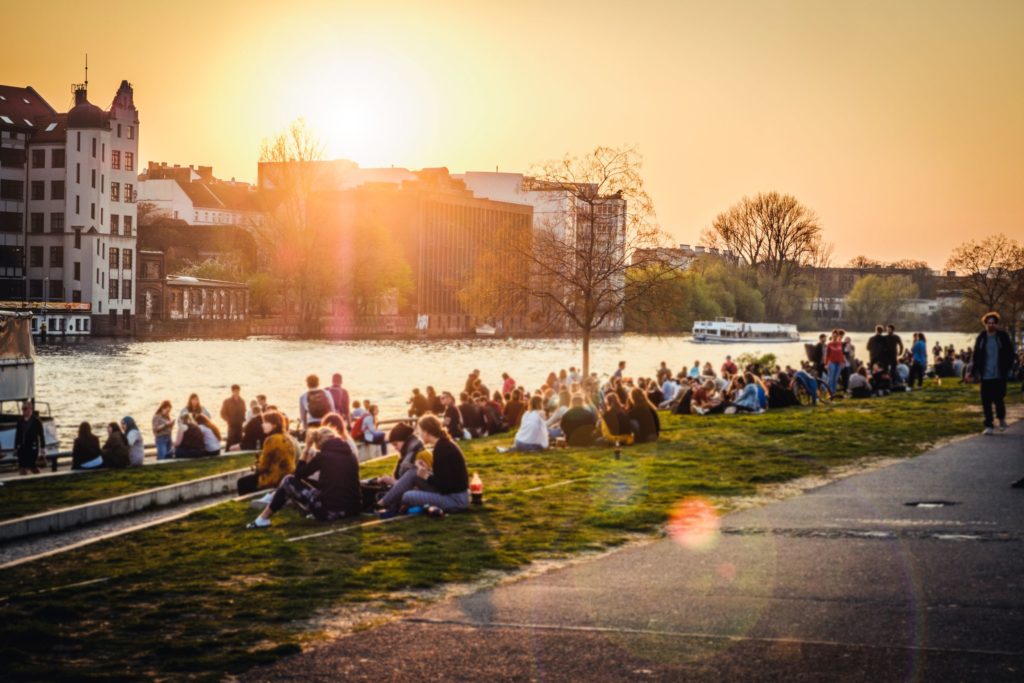 Berlin, Spreeufer am Abend, lizensiert bei Adobe Stock