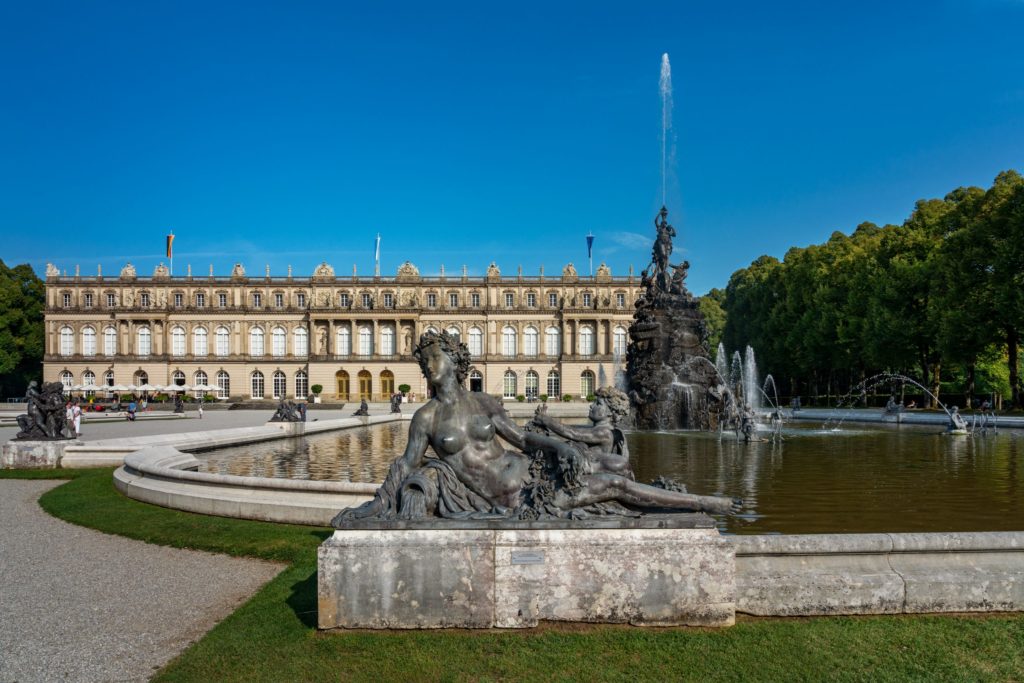 Herrenchiemsee mit Fortunabrunnen, lizensiert bei Adobe Stock