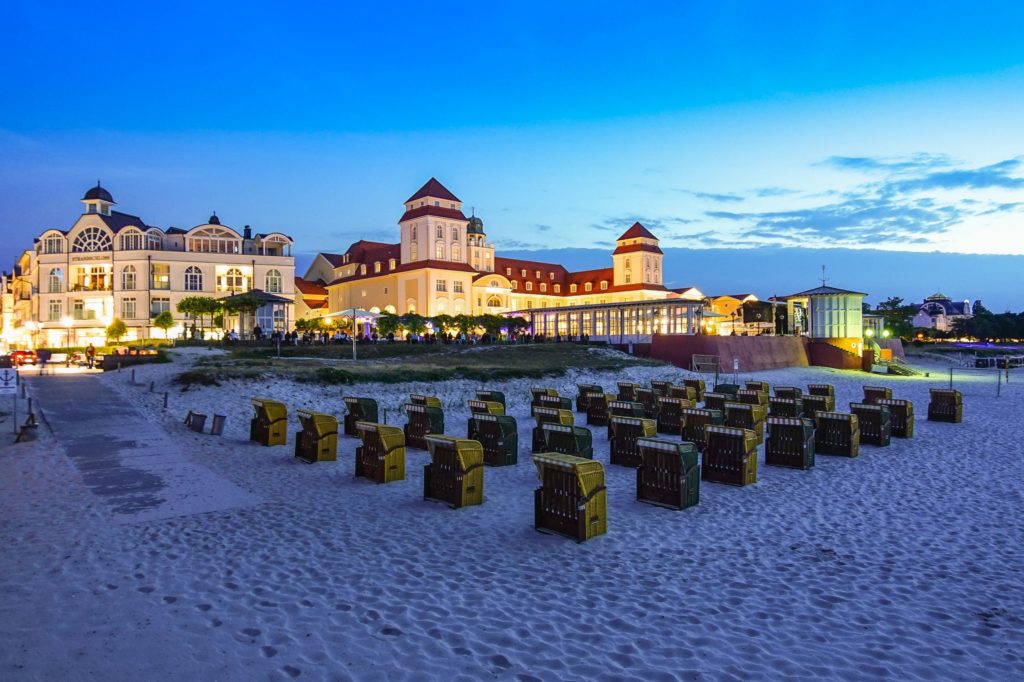 Binz Strandpromenade, lizensiert bei Adobe Stock