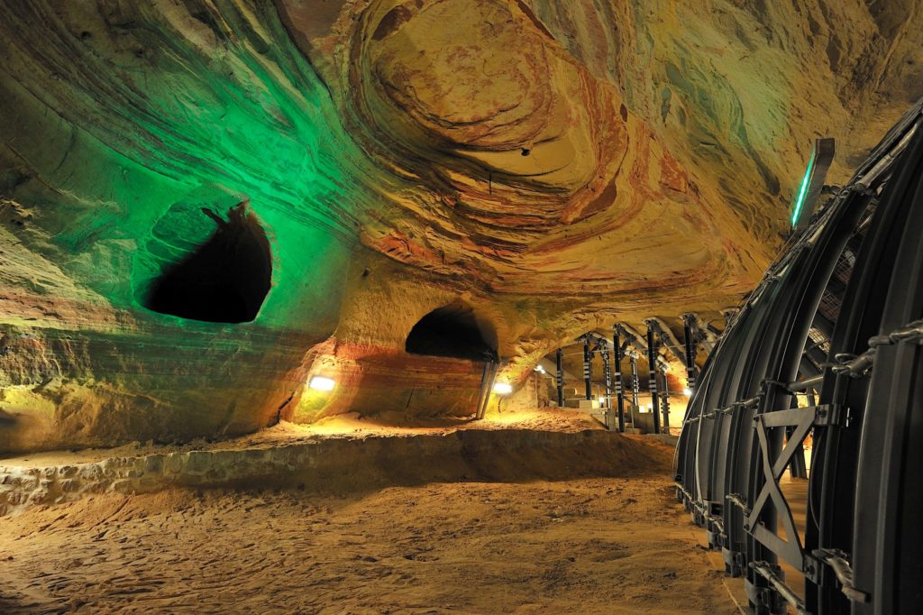 Schloßberghöhle Homburg, lizensiert bei Adobe Stock