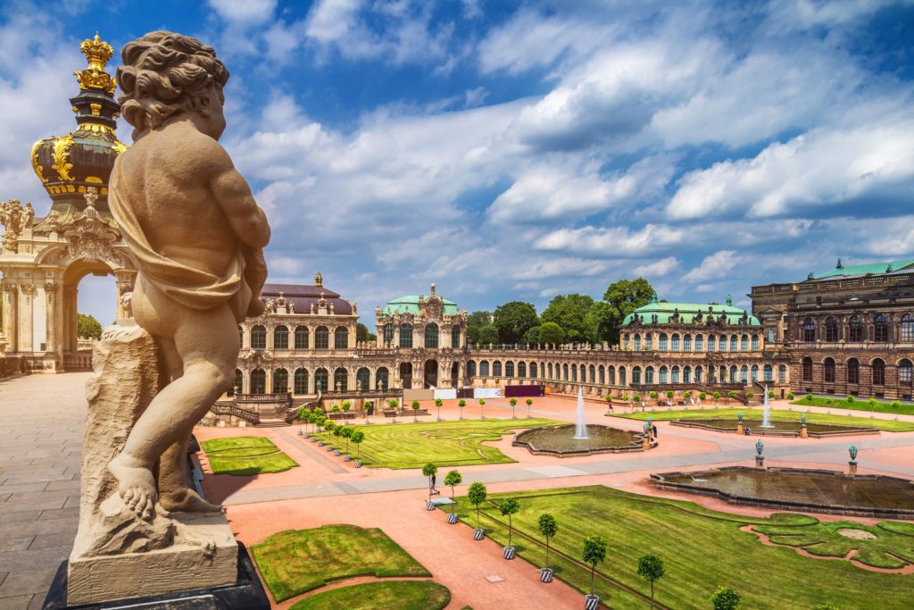 Zwinger, lizensiert bei Adobe Stock