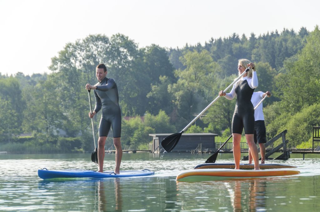 Stand-up-Paddling, lizensiert bei Adobe Stock