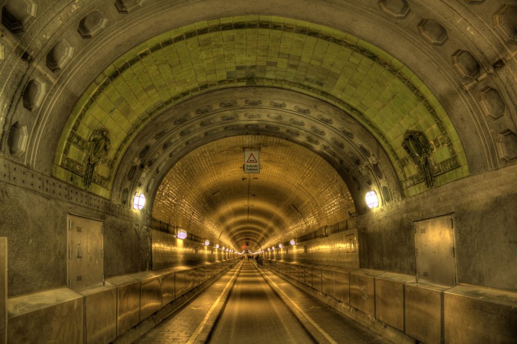 Elbtunnel, lizensiert bei Adobe Stock