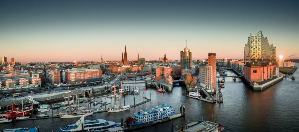 Elbphilharmonie und Hafencity, lizensiert bei Adobe Stock