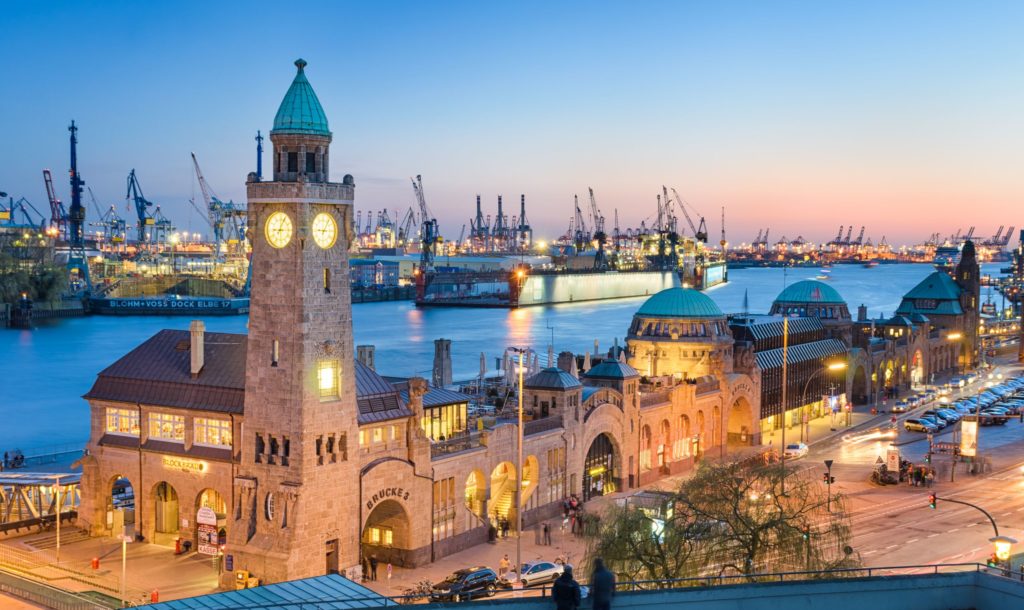Landungsbrücken Hamburg, , lizensiert bei Adobe Stock