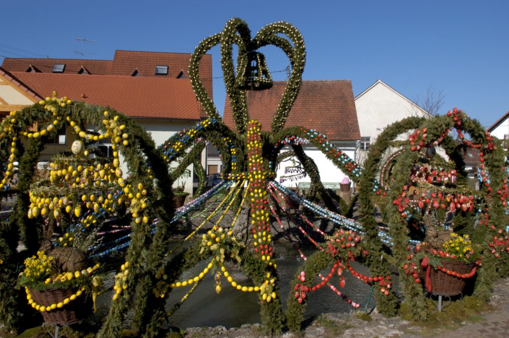 Fränkische Schweiz, Osterbrunnen, lizensiert bei Adobe Stock