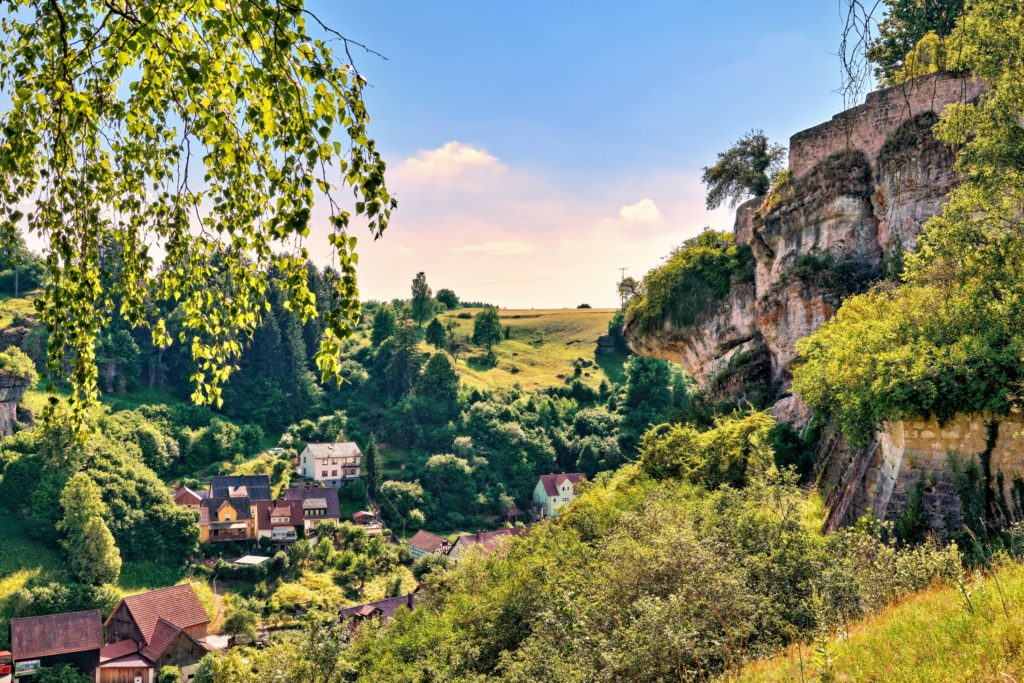 Pottenstein mit Burgfelsen, lizensiert bei Adobe Stock