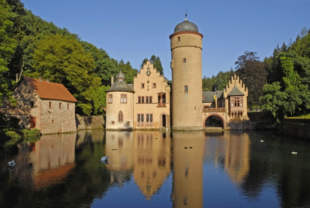 Schloss Mespelbrunn, lizensiert bei Adobe Stock