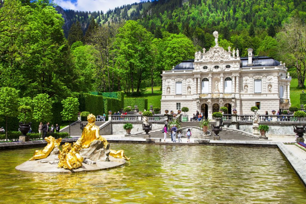 Linderhof, lizensiert bei Adobe Stock
