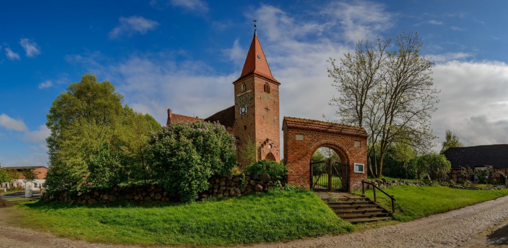 Dorfkirche Gielow, lizensiert bei Adobe Stock