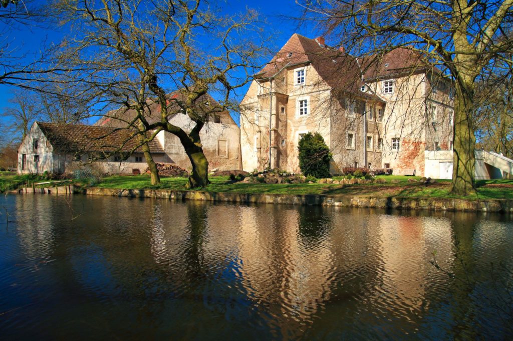 Wasserschloß Mellenthin, lizensiert bei Adobe Stock