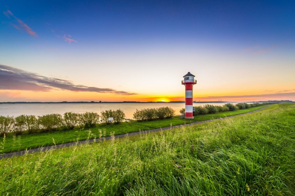Leuchtturm an der Elbe, lizensiert bei Adobe Stock