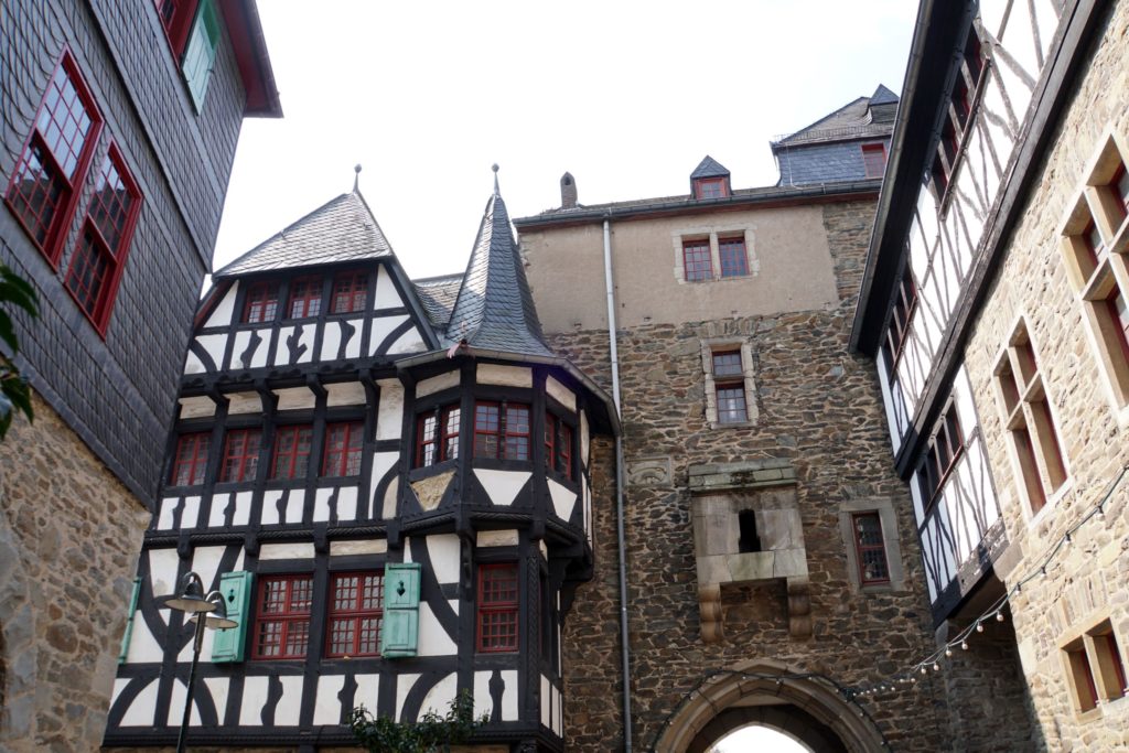 Schloss Burg, lizensiert bei Adobe Stock