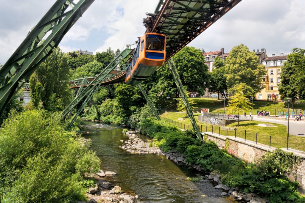 Wuppertaler Schwebebahn, lizensiert bei Adobe Stock
