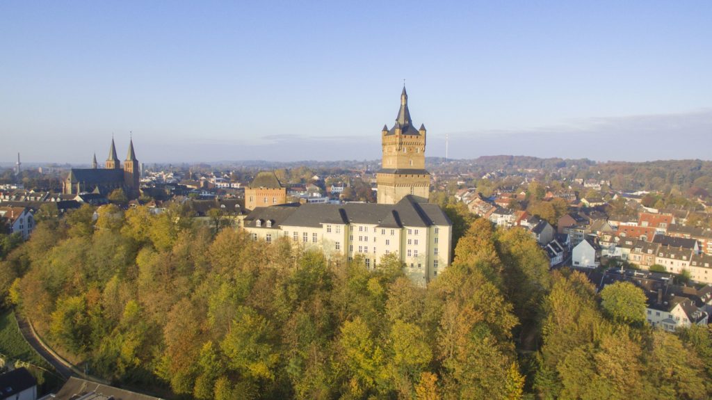 Schwanenburg, lizensiert bei Adobe Stock