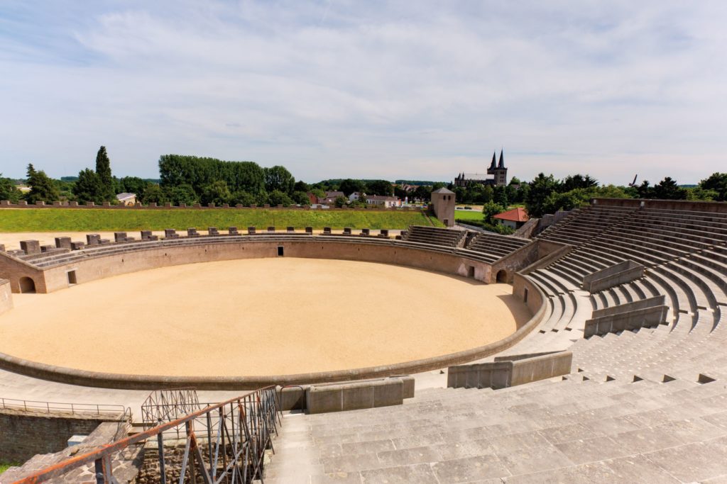 Amphitheater Xanten, lizensiert bei Adobe Stock