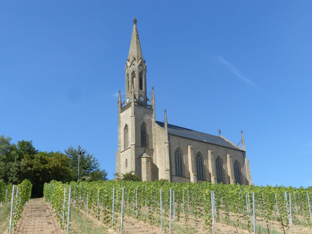Bergkirche mit Weinberg, lizensiert bei Adobe Stock