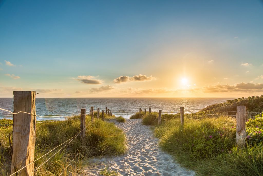Weg zum Meer, lizensiert bei Adobe Stock